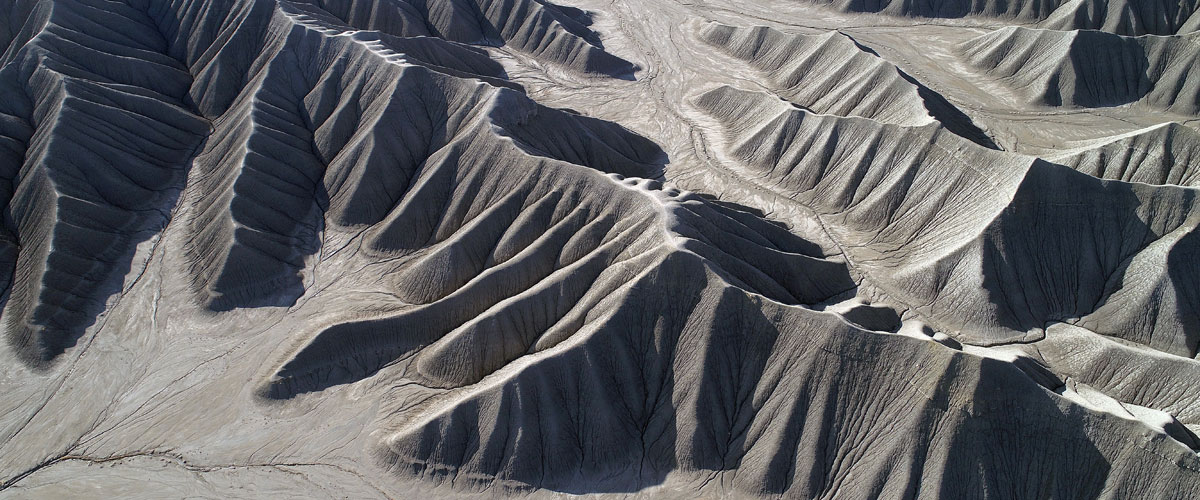 photo of grey mountain range